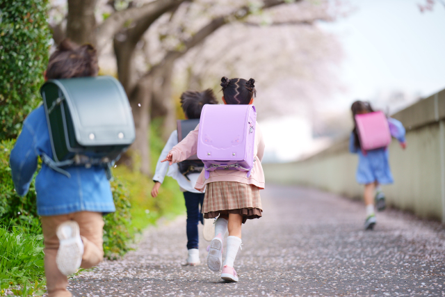 ランドセルを背負った小学生