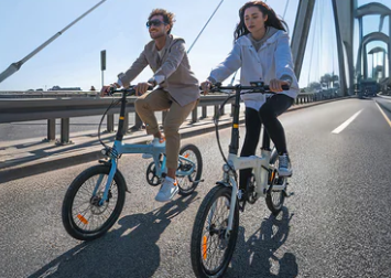 ADOの電動自転車の写真